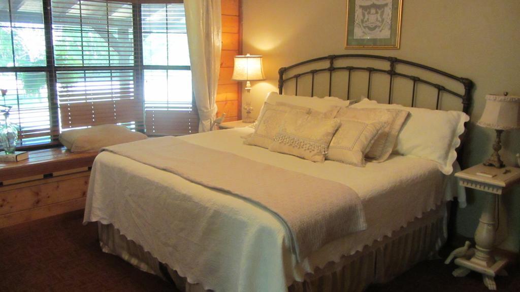 Red Caboose Farm Bed & Breakfast Magnolia Room photo